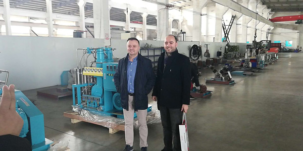 Clientes extranjeros visitan la fábrica de compresores sin aceite de Bailian